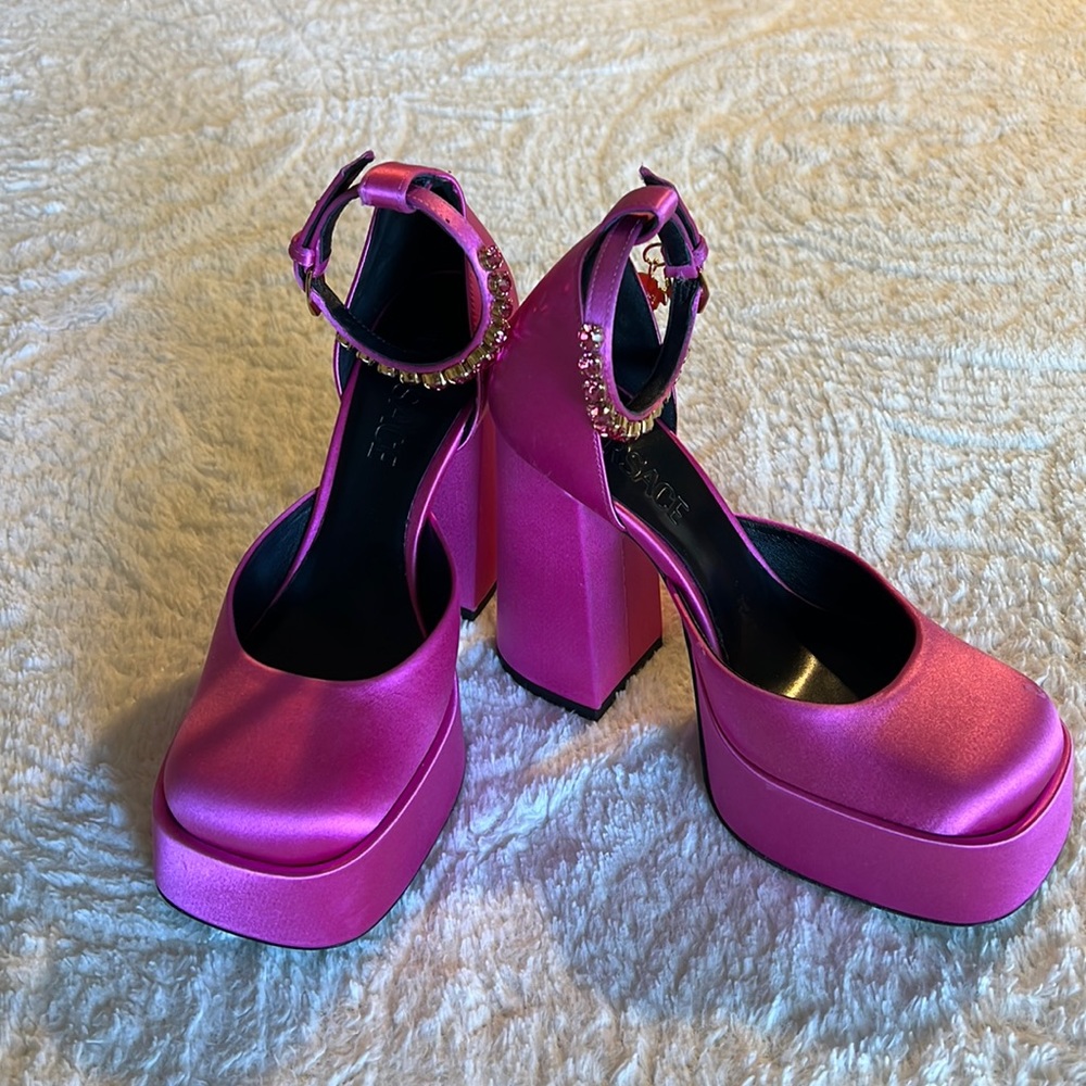 Gorgeous Versace pink platmform shoes.